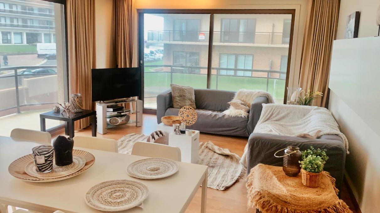 Ruim, Lichtrijk Appartement Met Groot Terras Uitstekend Gelegen In De Panne Luaran gambar